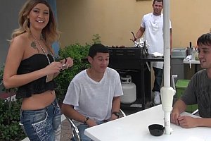 巜车里震动好爽h动漫